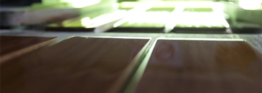 防潮更出色，抗刮更清晰 VS 工艺简陋，不耐磨耗.bmp